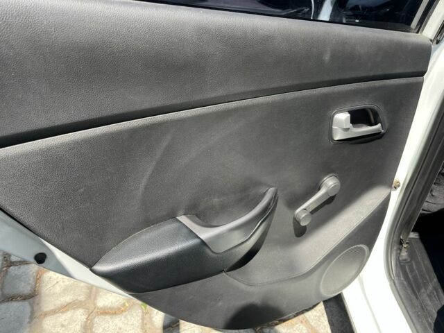 Белый Киа Рио, объемом двигателя 1.4 л и пробегом 279 тыс. км за 7000 $, фото 14 на Automoto.ua