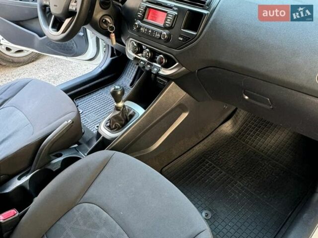 Белый Киа Рио, объемом двигателя 1.25 л и пробегом 144 тыс. км за 7000 $, фото 6 на Automoto.ua