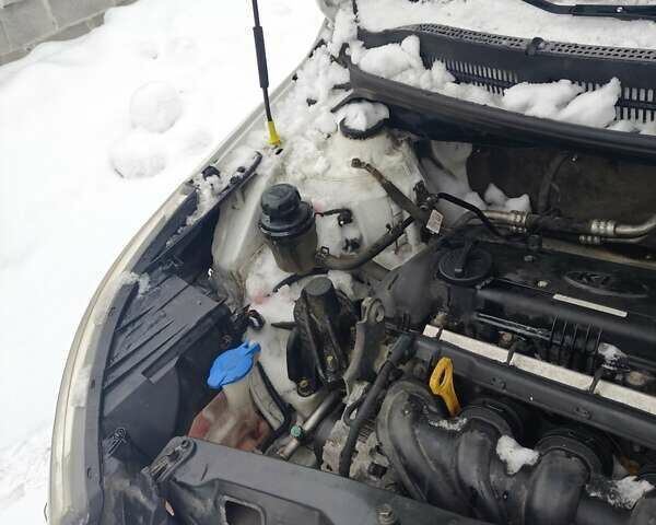 Белый Киа Рио, объемом двигателя 1.59 л и пробегом 185 тыс. км за 4000 $, фото 5 на Automoto.ua