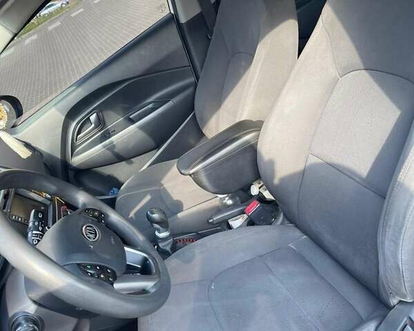 Білий Кіа Ріо, об'ємом двигуна 1.4 л та пробігом 247 тис. км за 8200 $, фото 15 на Automoto.ua