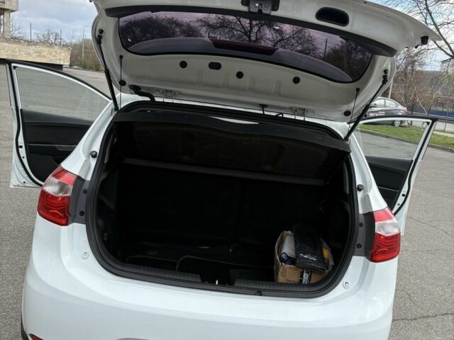 Білий Кіа Ріо, об'ємом двигуна 1.6 л та пробігом 196 тис. км за 7500 $, фото 7 на Automoto.ua