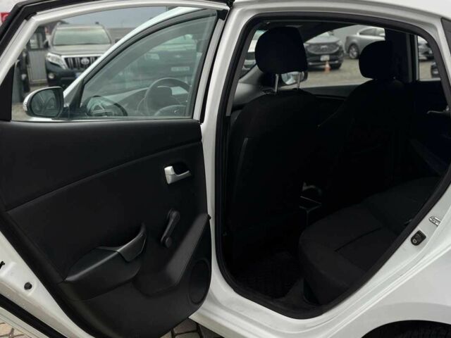 Білий Кіа Ріо, об'ємом двигуна 1.4 л та пробігом 200 тис. км за 6900 $, фото 21 на Automoto.ua