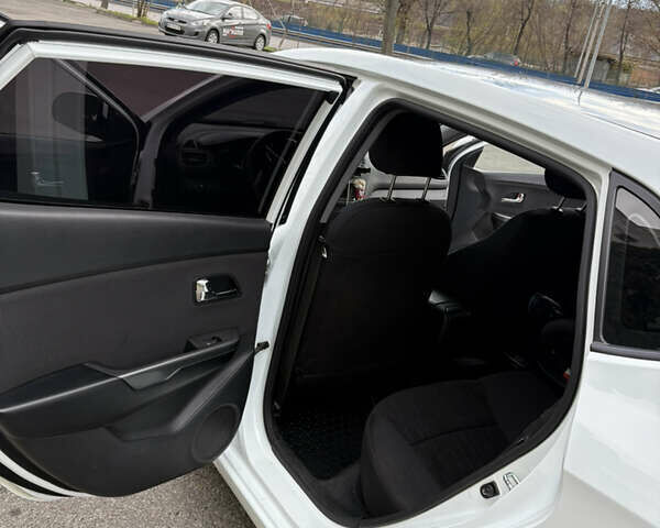 Белый Киа Рио, объемом двигателя 1.6 л и пробегом 196 тыс. км за 7800 $, фото 11 на Automoto.ua