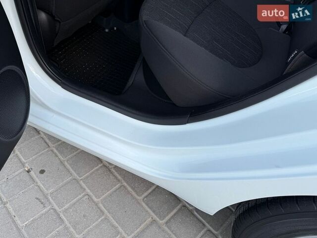 Белый Киа Рио, объемом двигателя 1.59 л и пробегом 28 тыс. км за 10000 $, фото 28 на Automoto.ua