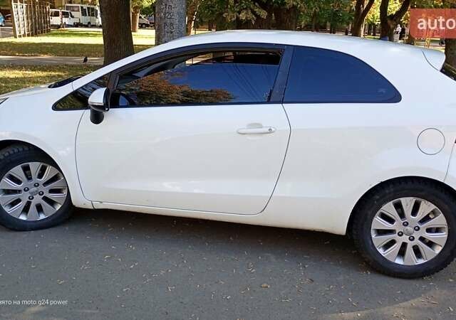 Белый Киа Рио, объемом двигателя 1.12 л и пробегом 250 тыс. км за 4400 $, фото 4 на Automoto.ua