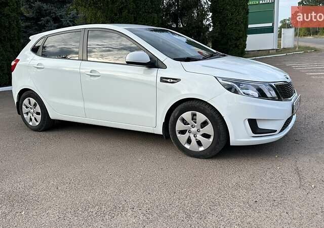 Білий Кіа Ріо, об'ємом двигуна 1.4 л та пробігом 128 тис. км за 8000 $, фото 9 на Automoto.ua
