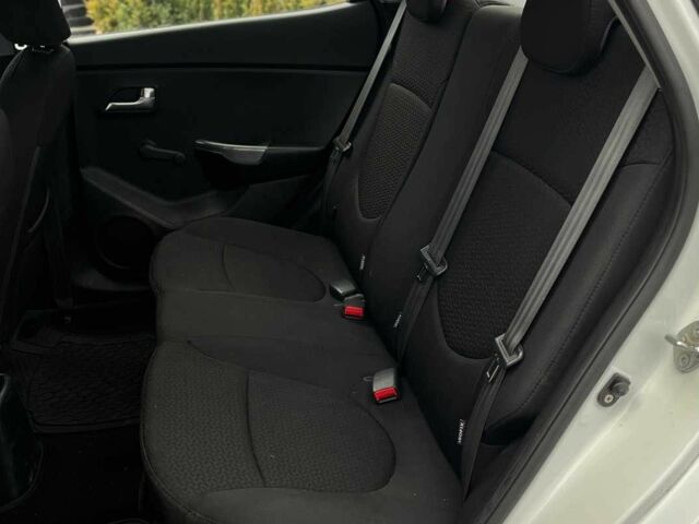 Білий Кіа Ріо, об'ємом двигуна 1.4 л та пробігом 200 тис. км за 6900 $, фото 22 на Automoto.ua