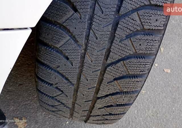 Белый Киа Рио, объемом двигателя 1.12 л и пробегом 250 тыс. км за 4400 $, фото 2 на Automoto.ua