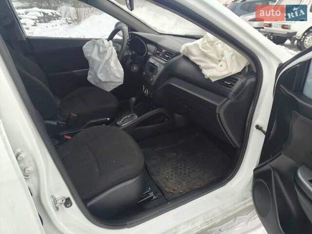 Белый Киа Рио, объемом двигателя 1.59 л и пробегом 185 тыс. км за 4000 $, фото 4 на Automoto.ua