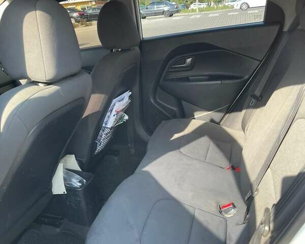 Білий Кіа Ріо, об'ємом двигуна 1.4 л та пробігом 247 тис. км за 8200 $, фото 17 на Automoto.ua