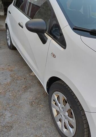 Белый Киа Рио, объемом двигателя 1.2 л и пробегом 203 тыс. км за 5600 $, фото 3 на Automoto.ua