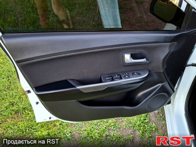 Білий Кіа Ріо, об'ємом двигуна 1.6 л та пробігом 185 тис. км за 7899 $, фото 8 на Automoto.ua