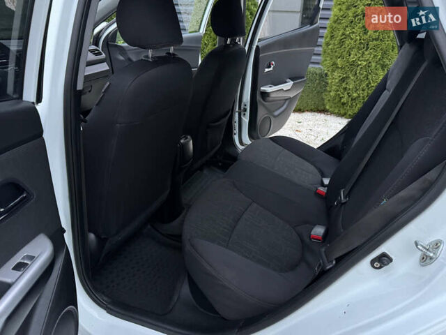 Білий Кіа Ріо, об'ємом двигуна 1.59 л та пробігом 163 тис. км за 8200 $, фото 38 на Automoto.ua