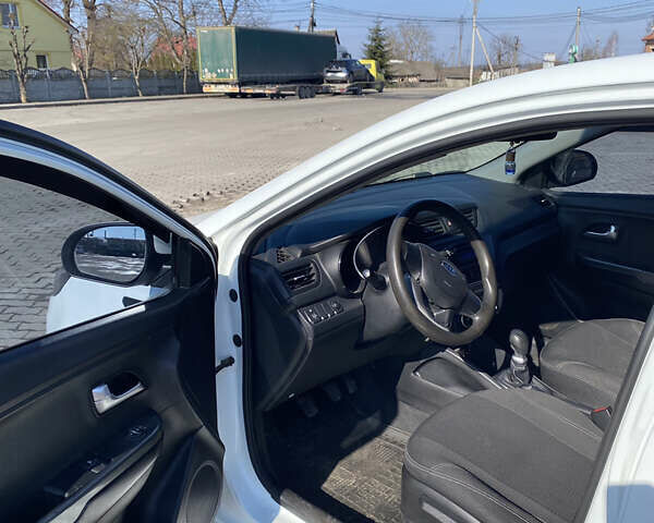 Білий Кіа Ріо, об'ємом двигуна 1.4 л та пробігом 101 тис. км за 7000 $, фото 14 на Automoto.ua