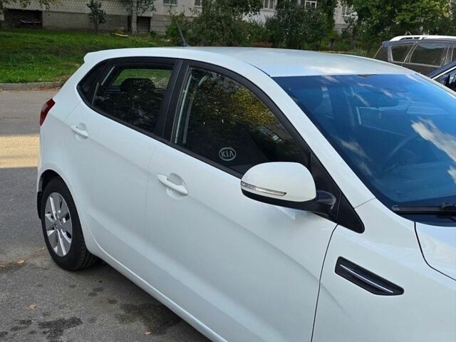 Белый Киа Рио, объемом двигателя 1.6 л и пробегом 299 тыс. км за 5800 $, фото 2 на Automoto.ua