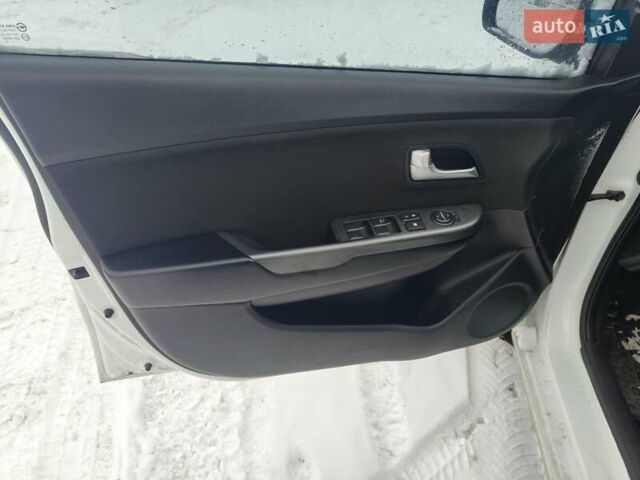 Белый Киа Рио, объемом двигателя 1.59 л и пробегом 185 тыс. км за 4000 $, фото 14 на Automoto.ua