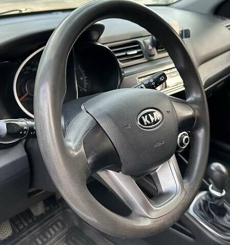 Білий Кіа Ріо, об'ємом двигуна 1.4 л та пробігом 128 тис. км за 8000 $, фото 30 на Automoto.ua