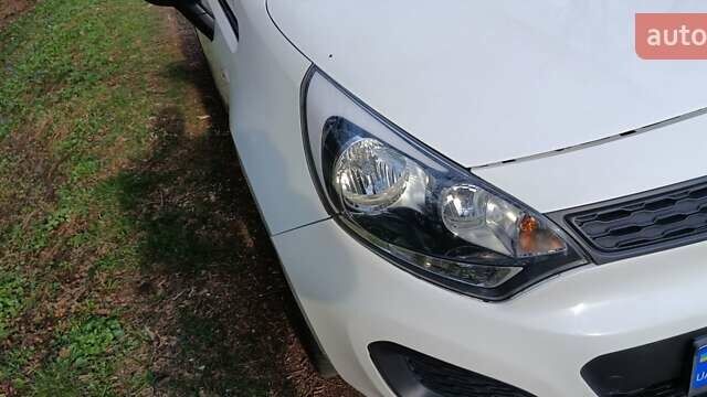 Белый Киа Рио, объемом двигателя 1.12 л и пробегом 210 тыс. км за 6300 $, фото 4 на Automoto.ua