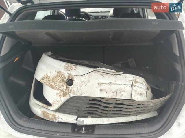 Белый Киа Рио, объемом двигателя 1.59 л и пробегом 185 тыс. км за 4000 $, фото 16 на Automoto.ua