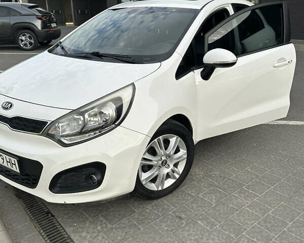 Білий Кіа Ріо, об'ємом двигуна 1.1 л та пробігом 330 тис. км за 6900 $, фото 3 на Automoto.ua