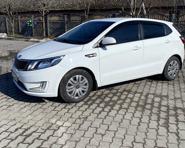 Білий Кіа Ріо, об'ємом двигуна 1.4 л та пробігом 101 тис. км за 7000 $, фото 4 на Automoto.ua