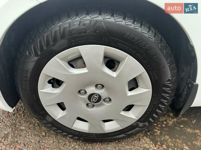 Белый Киа Рио, объемом двигателя 1.4 л и пробегом 132 тыс. км за 7500 $, фото 12 на Automoto.ua