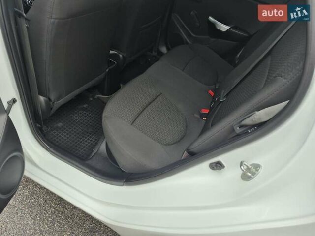 Білий Кіа Ріо, об'ємом двигуна 1.4 л та пробігом 132 тис. км за 8800 $, фото 41 на Automoto.ua