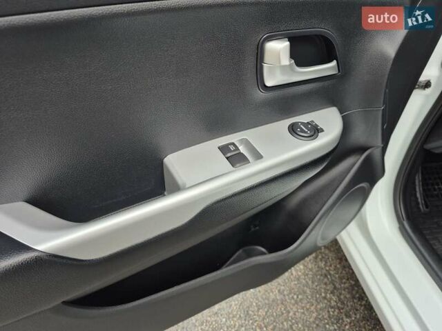 Белый Киа Рио, объемом двигателя 1.4 л и пробегом 132 тыс. км за 8999 $, фото 42 на Automoto.ua