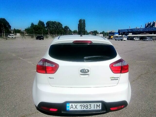 Белый Киа Рио, объемом двигателя 1.1 л и пробегом 140 тыс. км за 6000 $, фото 7 на Automoto.ua