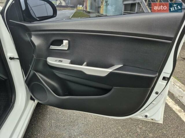 Білий Кіа Ріо, об'ємом двигуна 1.4 л та пробігом 132 тис. км за 8800 $, фото 45 на Automoto.ua