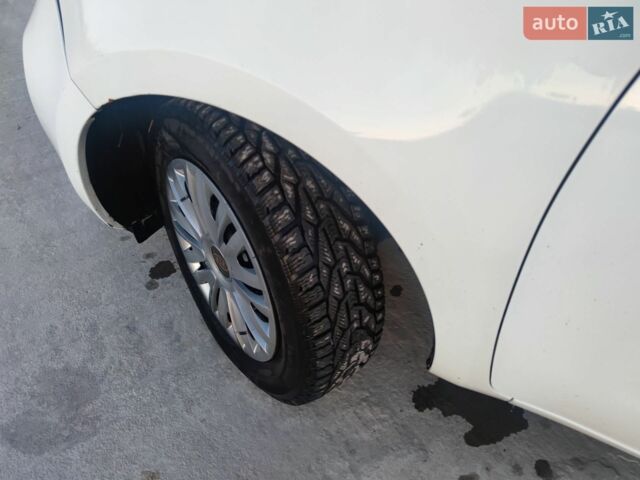 Белый Киа Рио, объемом двигателя 1.4 л и пробегом 299 тыс. км за 7200 $, фото 5 на Automoto.ua