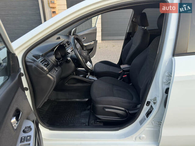 Белый Киа Рио, объемом двигателя 1.6 л и пробегом 178 тыс. км за 8800 $, фото 2 на Automoto.ua
