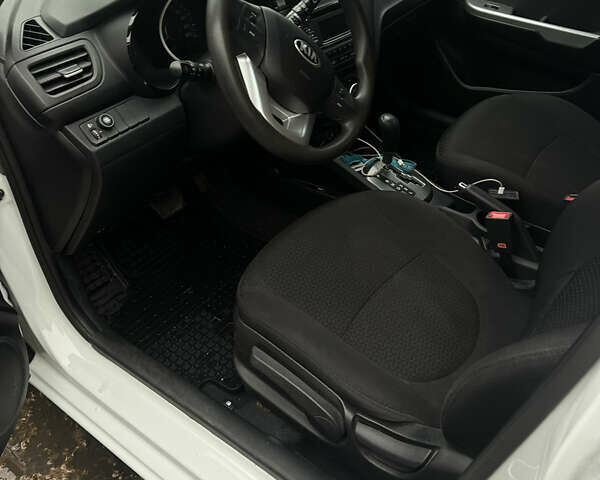 Белый Киа Рио, объемом двигателя 1.4 л и пробегом 132 тыс. км за 7500 $, фото 10 на Automoto.ua