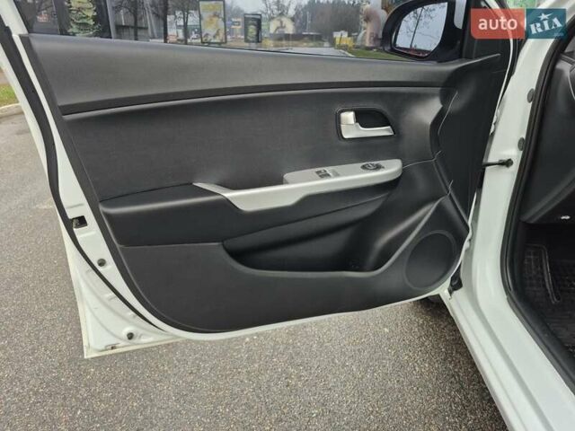 Білий Кіа Ріо, об'ємом двигуна 1.4 л та пробігом 132 тис. км за 8800 $, фото 38 на Automoto.ua