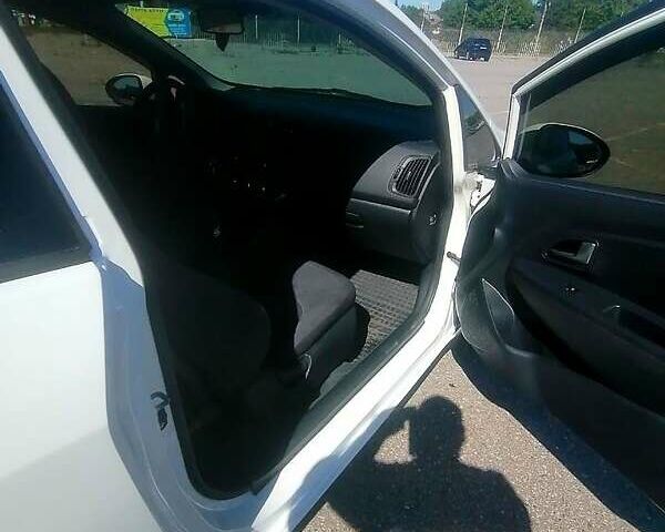 Белый Киа Рио, объемом двигателя 1.1 л и пробегом 80 тыс. км за 6200 $, фото 4 на Automoto.ua