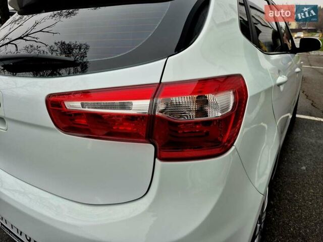 Білий Кіа Ріо, об'ємом двигуна 1.4 л та пробігом 132 тис. км за 8800 $, фото 15 на Automoto.ua