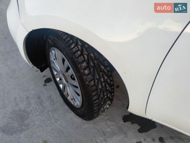 Белый Киа Рио, объемом двигателя 1.4 л и пробегом 285 тыс. км за 6999 $, фото 5 на Automoto.ua