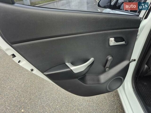 Білий Кіа Ріо, об'ємом двигуна 1.4 л та пробігом 132 тис. км за 8800 $, фото 42 на Automoto.ua