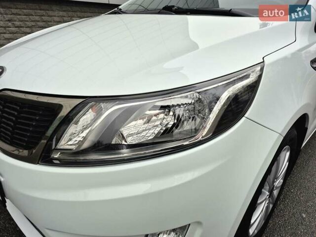 Білий Кіа Ріо, об'ємом двигуна 1.4 л та пробігом 132 тис. км за 8800 $, фото 18 на Automoto.ua