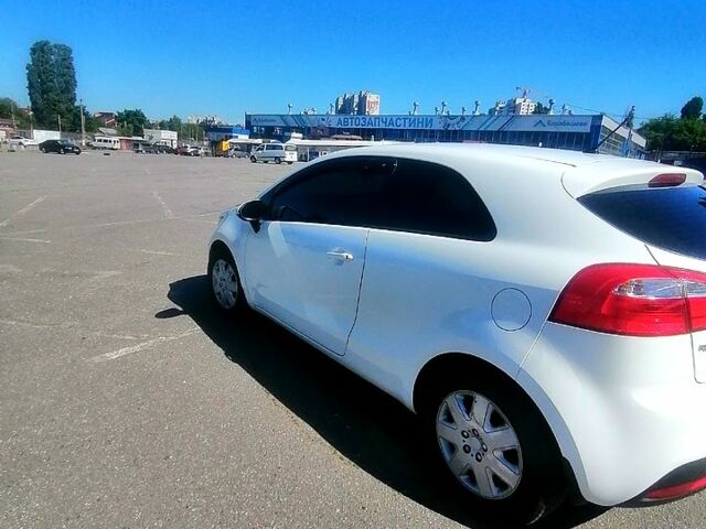 Белый Киа Рио, объемом двигателя 1.1 л и пробегом 140 тыс. км за 6000 $, фото 6 на Automoto.ua