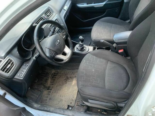 Білий Кіа Ріо, об'ємом двигуна 0 л та пробігом 170 тис. км за 2013 $, фото 3 на Automoto.ua