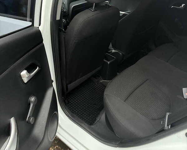 Белый Киа Рио, объемом двигателя 1.4 л и пробегом 132 тыс. км за 7500 $, фото 11 на Automoto.ua