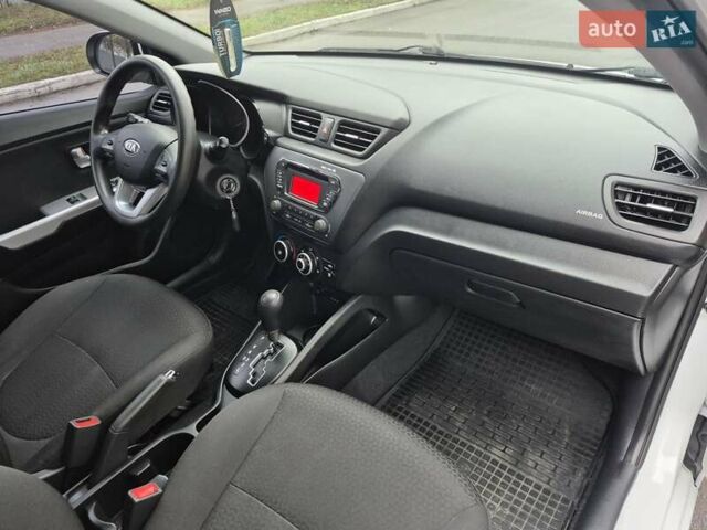 Білий Кіа Ріо, об'ємом двигуна 1.4 л та пробігом 132 тис. км за 8800 $, фото 48 на Automoto.ua