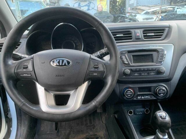 Білий Кіа Ріо, об'ємом двигуна 0 л та пробігом 170 тис. км за 2013 $, фото 4 на Automoto.ua