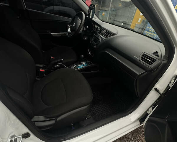 Белый Киа Рио, объемом двигателя 1.4 л и пробегом 132 тыс. км за 7500 $, фото 8 на Automoto.ua