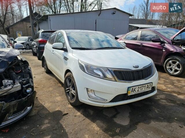 Белый Киа Рио, объемом двигателя 1.59 л и пробегом 200 тыс. км за 3200 $, фото 1 на Automoto.ua