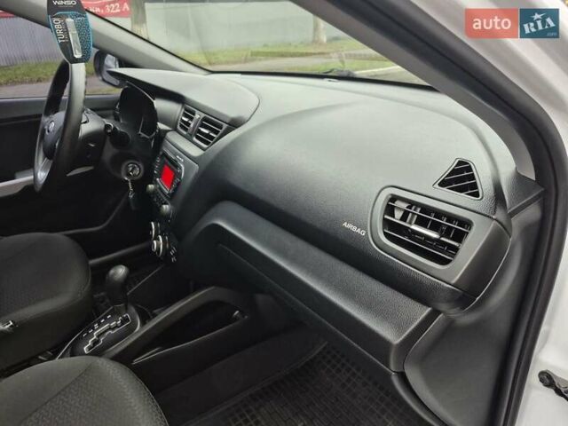 Білий Кіа Ріо, об'ємом двигуна 1.4 л та пробігом 132 тис. км за 8800 $, фото 49 на Automoto.ua