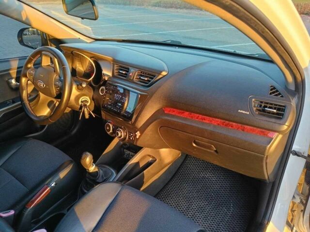 Білий Кіа Ріо, об'ємом двигуна 1.4 л та пробігом 160 тис. км за 8500 $, фото 14 на Automoto.ua