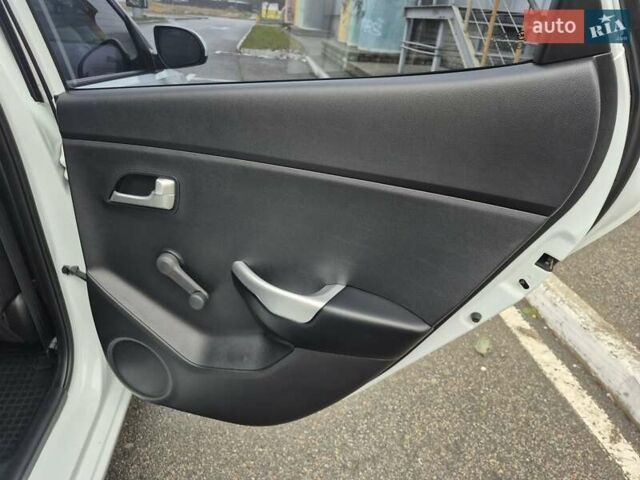 Белый Киа Рио, объемом двигателя 1.4 л и пробегом 132 тыс. км за 8999 $, фото 48 на Automoto.ua