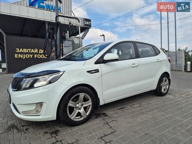 Белый Киа Рио, объемом двигателя 1.4 л и пробегом 82 тыс. км за 8000 $, фото 2 на Automoto.ua